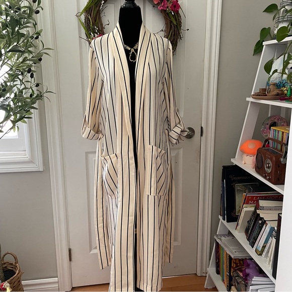 Long cream and striped blazer - Picture 10 of 11